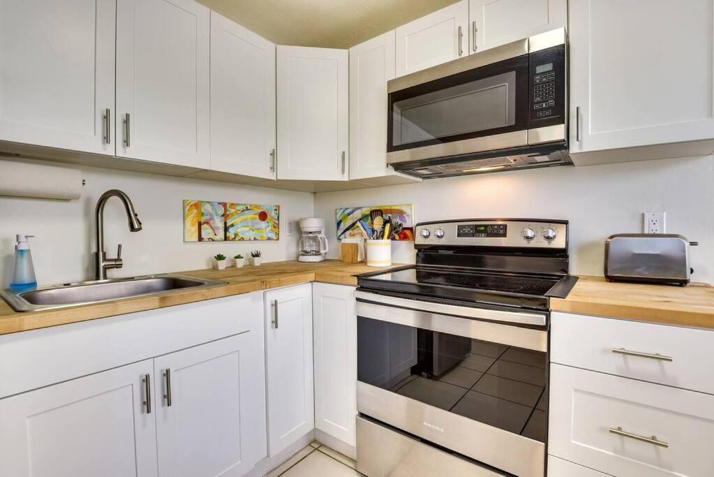 Coconut Cove Mid-Long Term Stays Available Walk To Downtown Trolly To Beaches Sarasota Eksteriør billede
